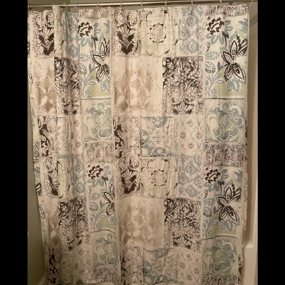 Patterned shower curtain New